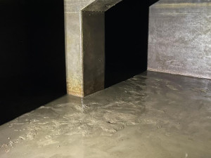 Hasiči čerpali vodu z útrob pod kašnou na historickém náměstí, použili 240 metrů hadic