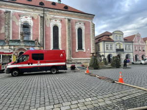 Hasiči čerpali vodu z útrob pod kašnou na historickém náměstí, použili 240 metrů hadic