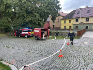 Hasiči čerpali vodu z útrob pod kašnou na historickém náměstí, použili 240 metrů hadic