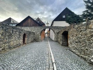 Hasiči čerpali vodu z útrob pod kašnou na historickém náměstí, použili 240 metrů hadic