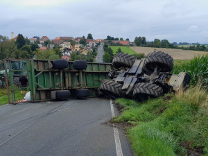 Převrácený traktor s vlekem zcela zablokoval provoz na silnici u Plánice