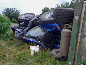 Převrácený traktor zcela zablokoval provoz na silnici u Plánice