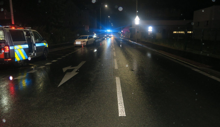 Žena seděla na silnici uprostřed noci, dvě auta se jí vyhnula, třetí jí přejelo