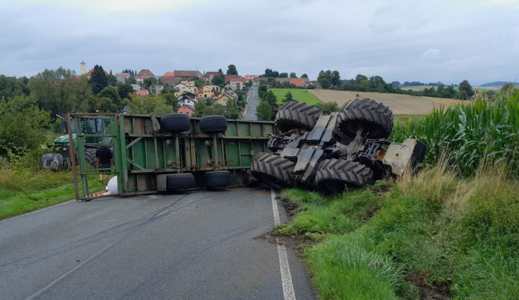 Převrácený traktor zcela zablokoval provoz na silnici u Plánice