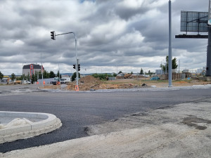 Na přestavované obří okružní křivatce u Makra se změnila podoba dopravního omezení