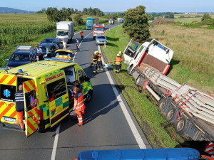 Cizinec zkolaboval za volantem kamionu a havaroval. Záchranáři řidiče několik minut oživovali