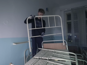 Youtuber točil videa z opuštěných objektů a kradl v nich. Nemocnici v Plané zplundroval