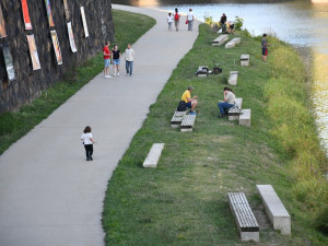 Trampolíny i koš na basketbal, město vybavuje náplavku u Radbuzy drobným mobiliářem