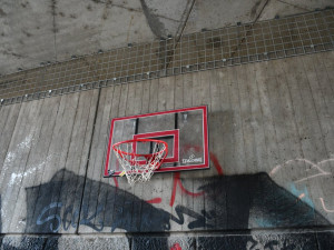 Trampolíny i koš na basketbal, město vybavuje náplavku u Radbuzy drobným mobiliářem