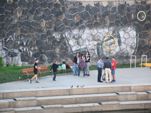 Trampolíny i koš na basketbal, město vybavuje náplavku u Radbuzy drobným mobiliářem