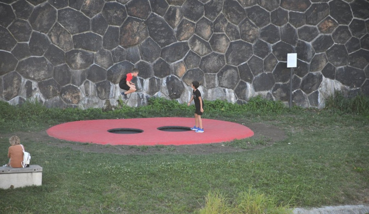 Trampolíny i koš na basketbal, město vybavuje náplavku u Radbuzy drobným mobiliářem