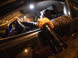Ochmelkové za volantem a ještě na stejné silnici. Jeden nadýchal 3,6 promile, druhý měl navíc zákaz řízení