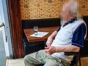 Bolí mě na hrudi, opakoval senior, kterému se udělalo špatně v hypermarketu