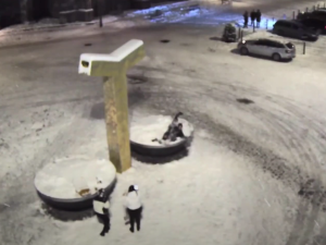 Kašny nenechají vtipálci na pokoji ani v zimě. Takto tam třeba tančila jedna dívka.