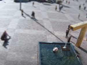 Kašny občas prolézají lovci minci. Tento navíc pohoršil kolemjdoucí svým odhaleným zadkem.