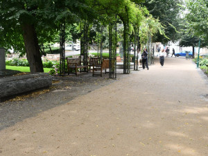 Parkové cesty v sadovém okruhu dostaly nový povrch za 1,2 milionu korun