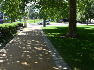 Parkové cesty v sadovém okruhu dostaly nový povrch za 1,2 milionu korun