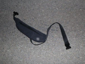 Zfetovaný motorkář se zákazem řízení se snažil nenápadně zbavit podezřelé ledvinky