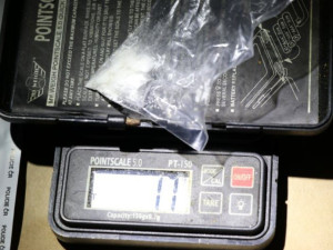 Zfetovaný motorkář se zákazem řízení se snažil nenápadně zbavit podezřelé ledvinky