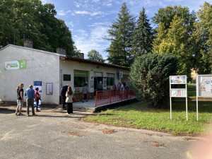 Do nejbližšího obchodu to měli 10 kilometrů, teď mají novou samoobslužnou obecní prodejnu