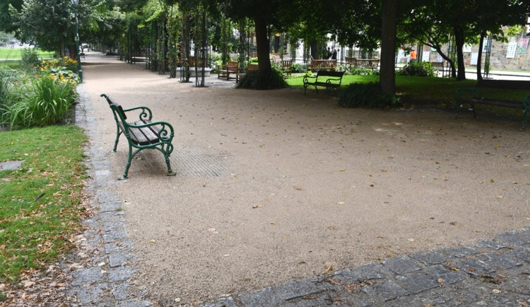 Parkové cesty v sadovém okruhu dostaly nový povrch za 1,2 milionu korun