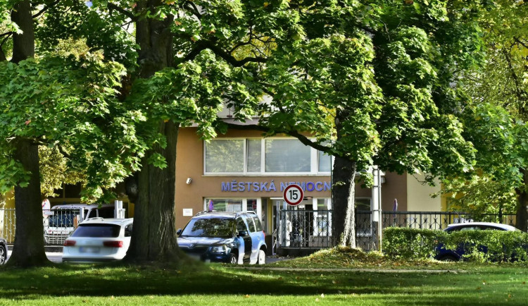 Mariánské Lázně otevřely parkoviště u nemocnice pro 43 aut. Vyšlo na 6,4 milionu