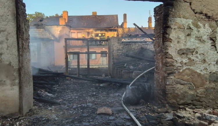 Patnáct lidí v Milíčově uteklo před plameny. V noci tam hořel dům a stodola