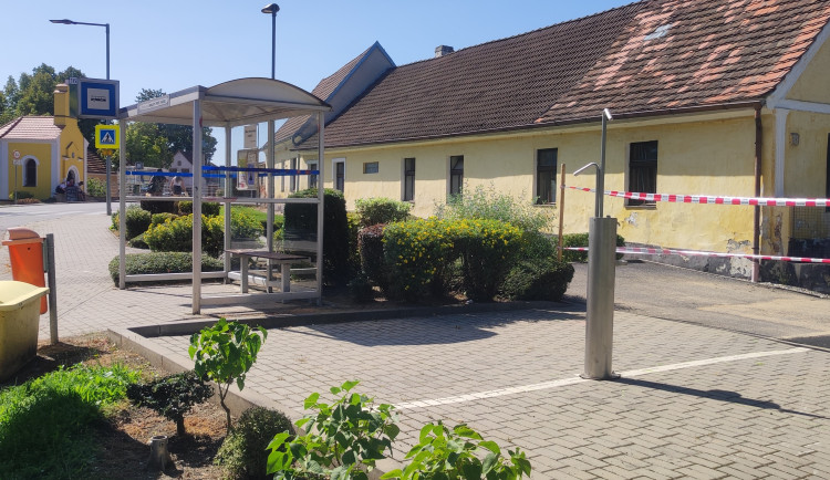 Nebezpečné parkování nahradili v Šindlových Dvorech mlžítkem, vyšlo na 180 tisíc