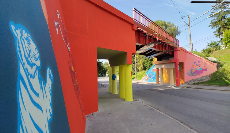 Jak dopadla anketa? Většina čtenářů Drbny most s cirkusovými motivy kritizuje