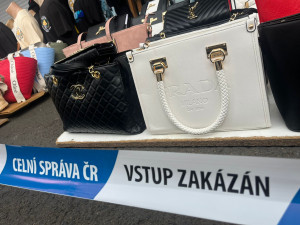 Celníci si při velké razii došlápli na trhovce. Zabavili tisíce padělků luxusního značkového zboží