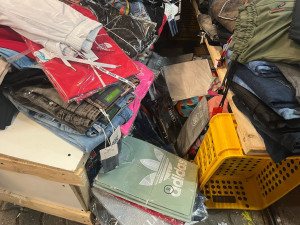 Celníci si při velké razii došlápli na trhovce. Zabavili tisíce padělků luxusního značkového zboží