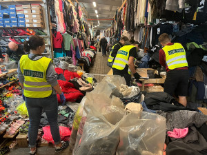 Celníci si při velké razii došlápli na trhovce. Zabavili tisíce padělků luxusního značkového zboží