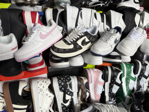 Celníci si při velké razii došlápli na trhovce. Zabavili tisíce padělků luxusního značkového zboží