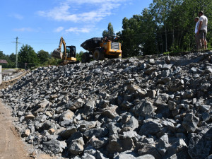Rybník Nováček prochází opravou, dostává zpevněnou hráz i nové schody