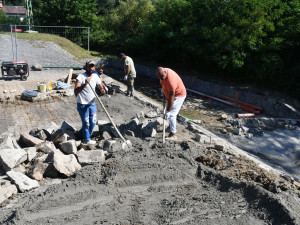 Rybník Nováček prochází opravou, dostává zpevněnou hráz i nové schody