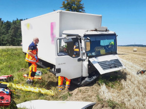 Čtyři lidé se těžce zranili při srážce osobáku s náklaďákem. Vozidla skončila v příkopu daleko od sebe
