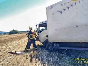 Čtyři lidé se těžce zranili při srážce osobáku s náklaďákem. Vozidla skončila v příkopu daleko od sebe
