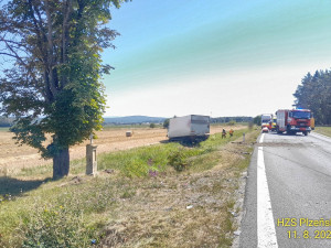 Čtyři lidé se těžce zranili při srážce osobáku s náklaďákem. Vozidla skončila v příkopu daleko od sebe