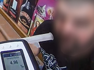 Rekordman měl v krvi téměř pět promile alkoholu a spokojeně seděl na parapetu večerky