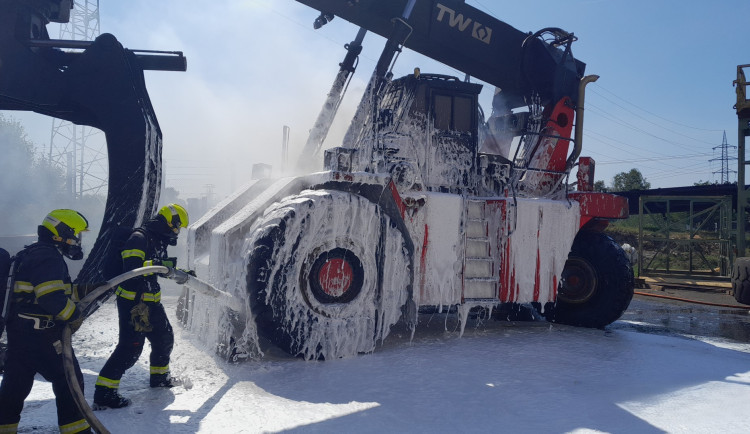 Obrovské škody si vyžádal požár pracovního stroje na vyvážení dřeva