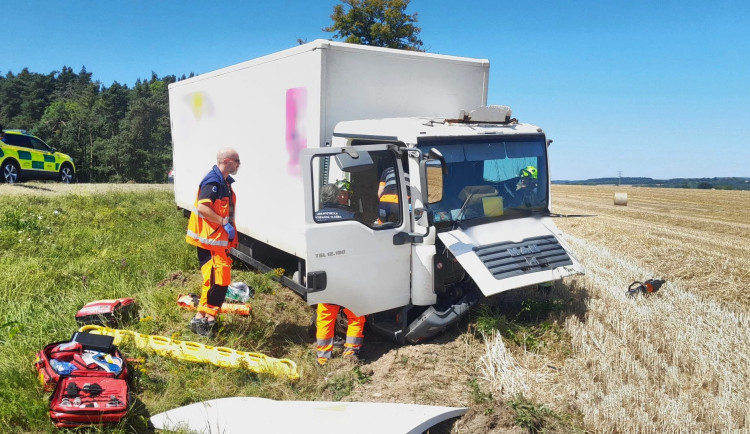 Při srážce osobáku s náklaďákem se těžce zranili čtyři lidé. Vozidla skončila v příkopu daleko od sebe