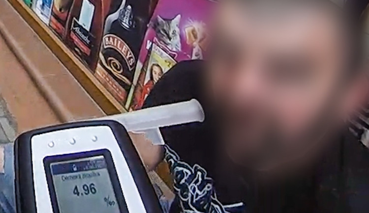 Rekordman měl v krvi téměř pět promile alkoholu a spokojeně seděl na parapetu večerky