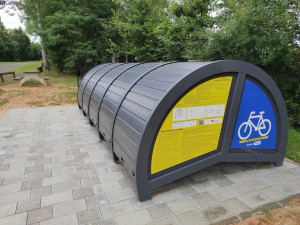 V ulicích města jsou nové modro-žluté cykloboxy. Lidé doufají v pořádné zabezpečení