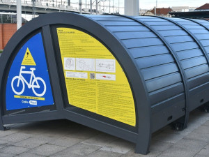 V ulicích města jsou nové modro-žluté cykloboxy. Lidé doufají v pořádné zabezpečení