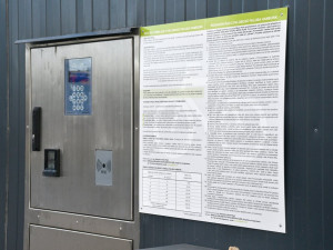 V ulicích města jsou nové modro-žluté cykloboxy. Lidé doufají v pořádné zabezpečení