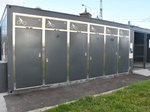 V ulicích města jsou nové modro-žluté cykloboxy. Lidé doufají v pořádné zabezpečení