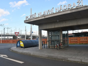 V ulicích města jsou nové modro-žluté cykloboxy. Lidé doufají v pořádné zabezpečení