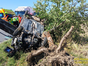 Osobák přerazil strom