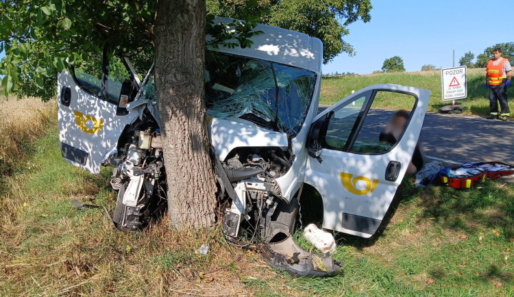 Mladá řidička dodávky narazila čelně do stromu a skončila v nemocnici