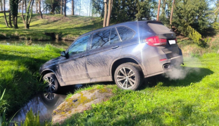 Takto dopadl cizinec, který ujížděl s kradeným automobilem před německými policisty. Po přejezdu česko-německé hranice se do jeho pronásledování a následného dopadení zapojili čeští policisté. Honička skončila u Bezděkova na Klatovsku.